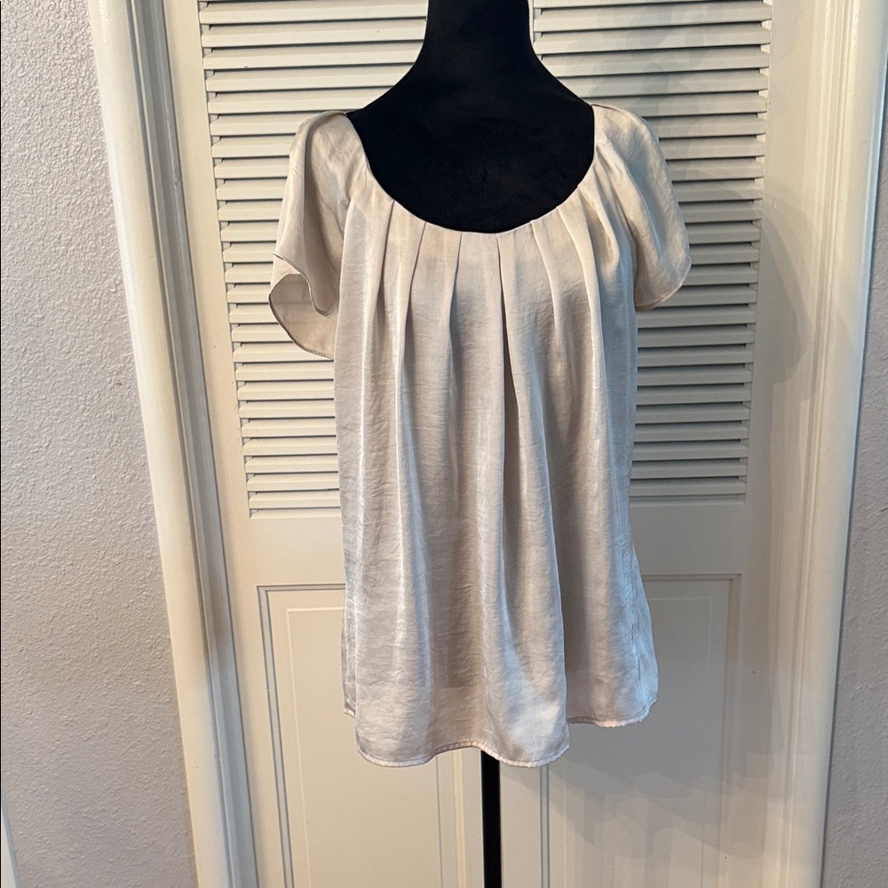 Violet & Claire Cream Short-Sleeve Pleated Scoop Neck Blouse